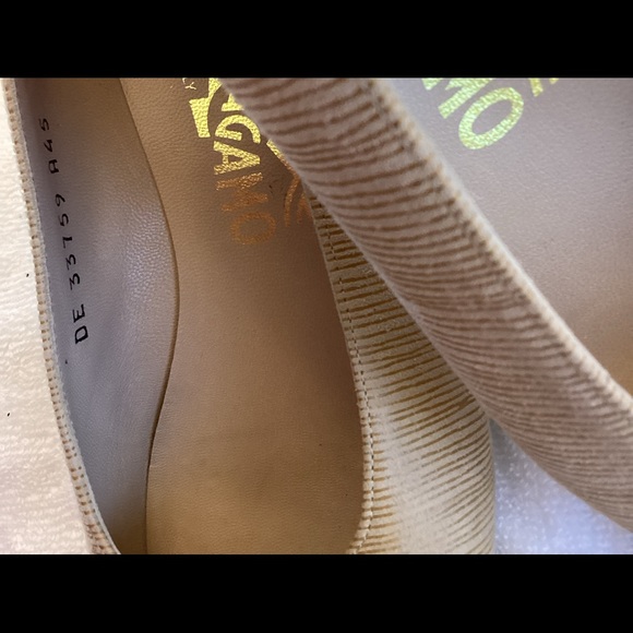 SALVATORE FERRAGAMO Beige Tan closed toe 1" kitten heel sz 7.5 VTG feel shoe - Picture 2 of 14